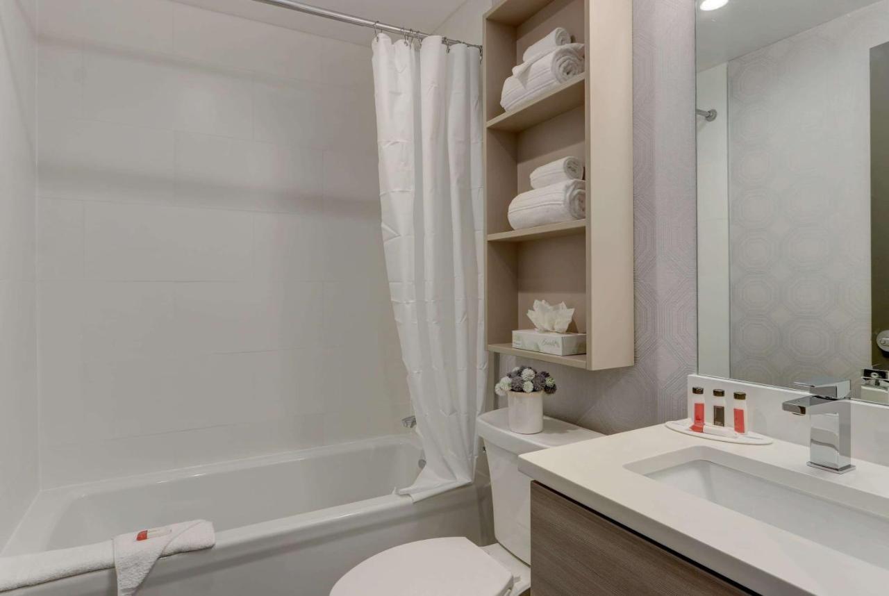 Microtel Inn By Wyndham Long Island City Ню Йорк Екстериор снимка