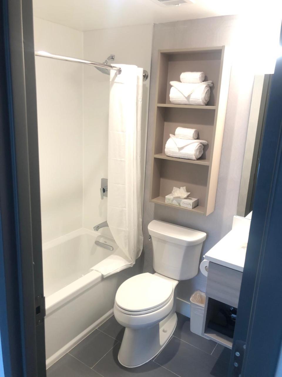 Microtel Inn By Wyndham Long Island City Ню Йорк Екстериор снимка