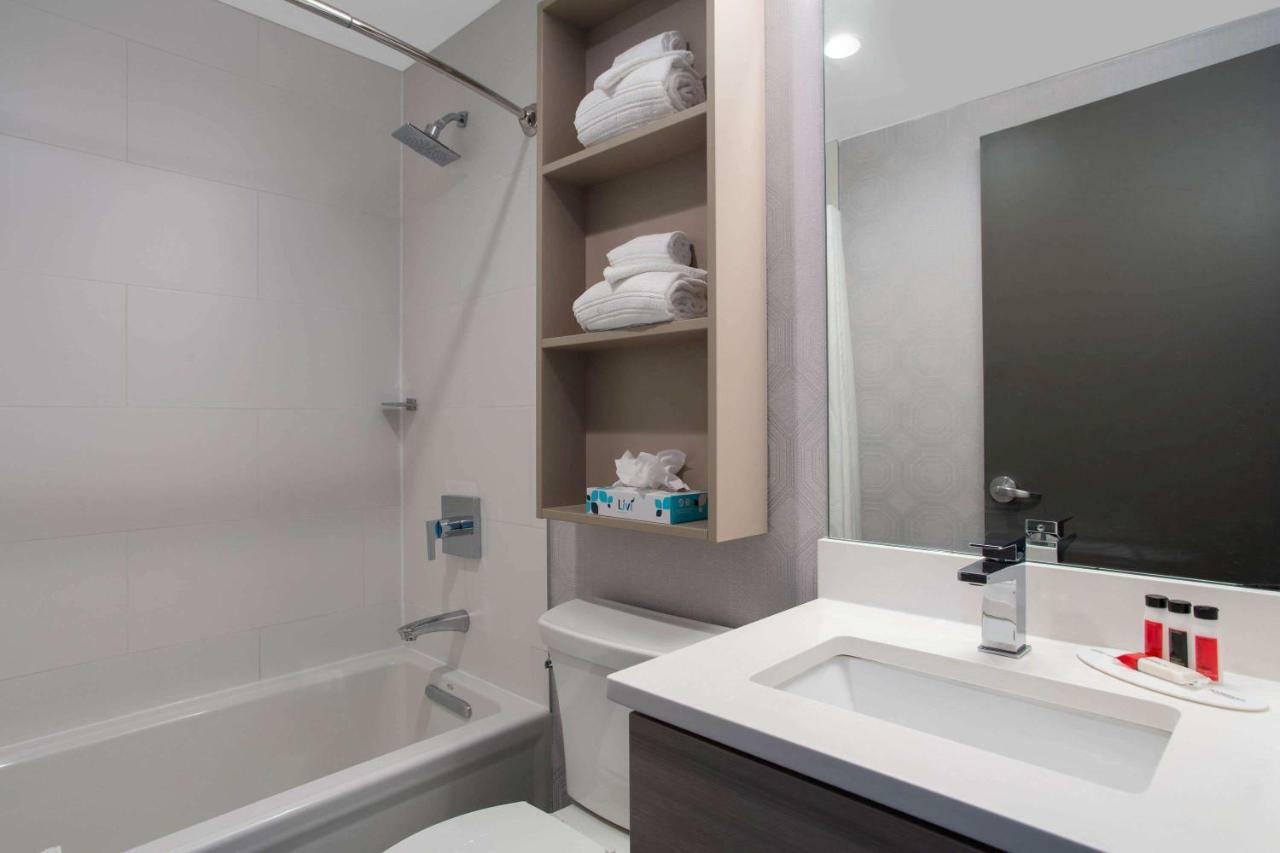 Microtel Inn By Wyndham Long Island City Ню Йорк Екстериор снимка
